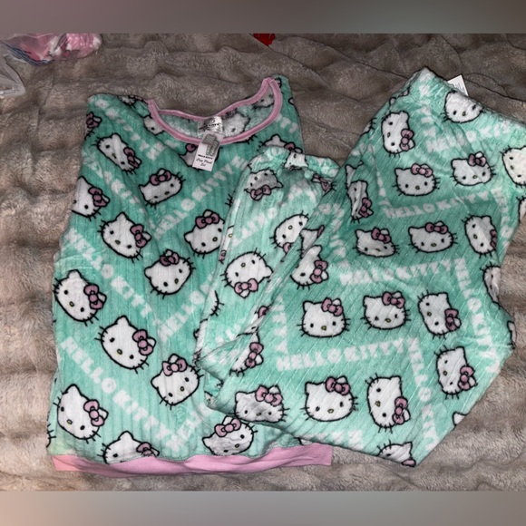 Hello kitty Pjs - Picture 1 of 2